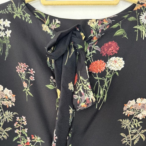 Zara Navy Floral Romper – Size M – Flowy, Chic & Comfy – Perfect Condition - Picture 4 of 16